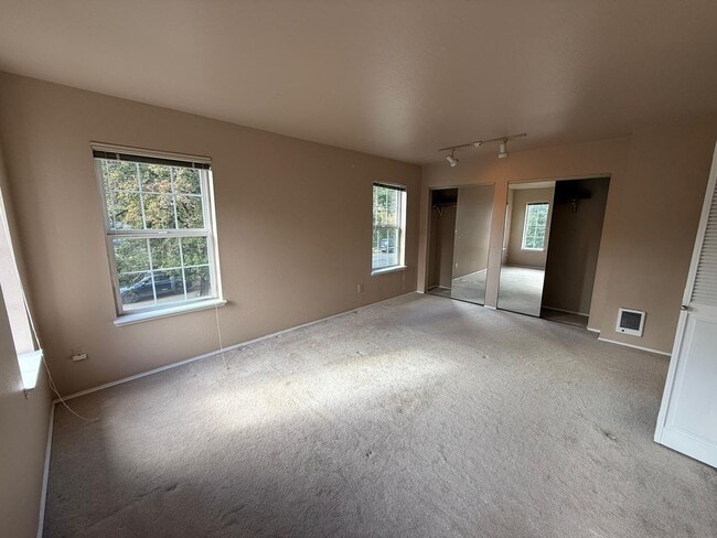 Building Photo - 3 Bed 2.5 Bath House In Leschi