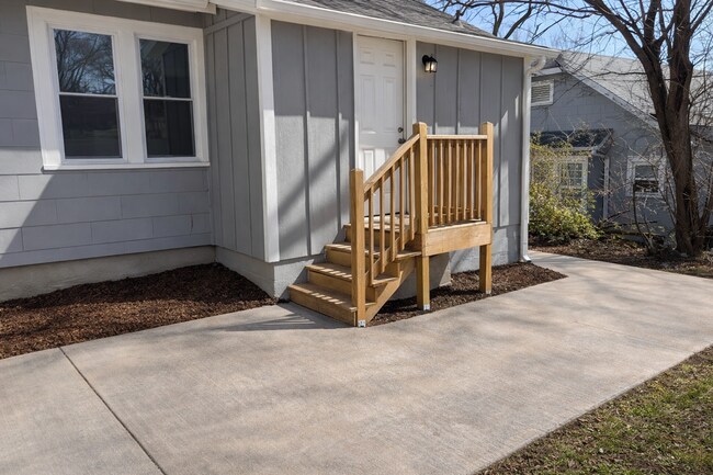 Building Photo - Cute Two Bedroom Home