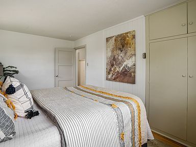 Building Photo - 2 Bed and 1 bath charming and move-in-ready home