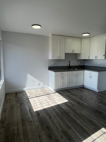 Building Photo - 1334 W 93rd St