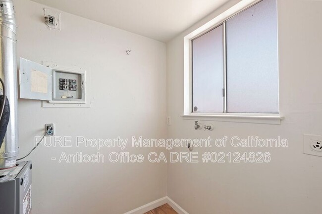 Building Photo - 908 Minaker Dr