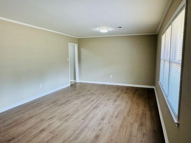 Building Photo - Room to Roam, Comfort to Stay — This Updat...