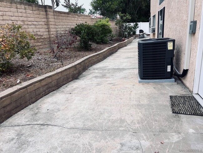 Building Photo - 1370 Montego Ct