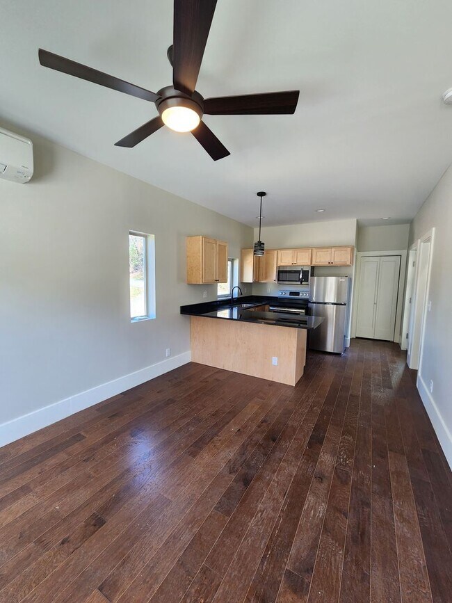 Building Photo - ***6 Month Lease***East Asheville Rental