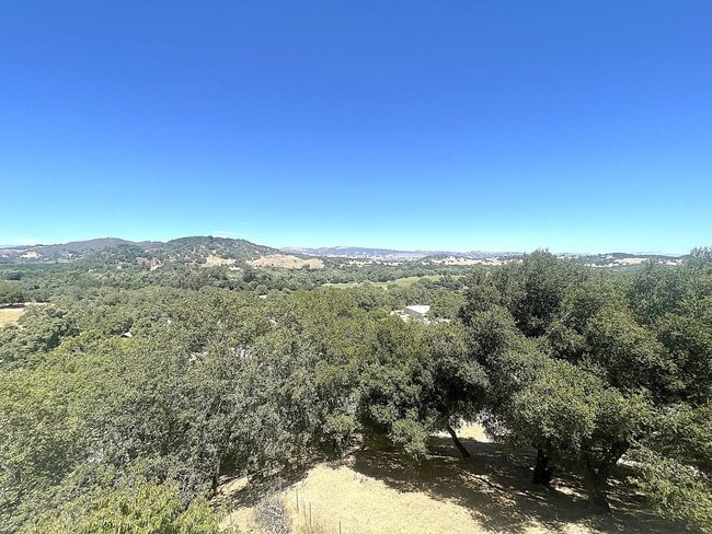 Building Photo - $5495 - Large Gorgeous 3/2 Tri-Level Home ...