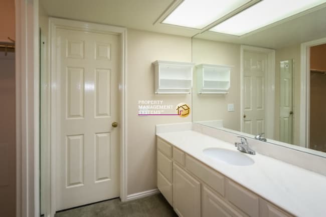 Building Photo - Spacious 4 Bedroom Murray Home