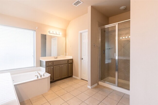 Building Photo - 2505 Vista Oaks Dr