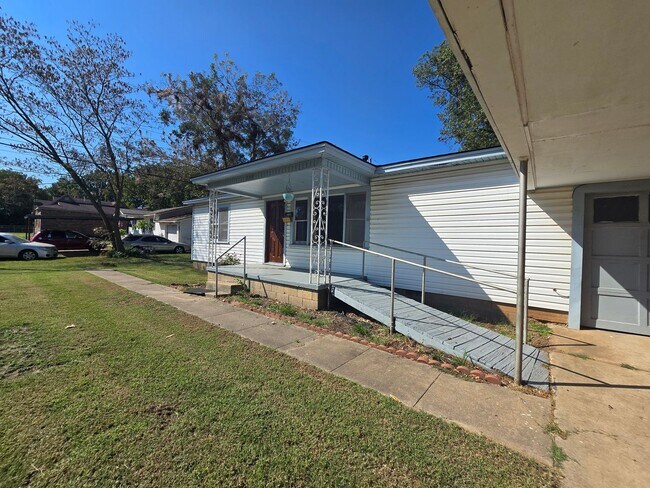 Building Photo - 3 bed 1 bath in Tecumseh!