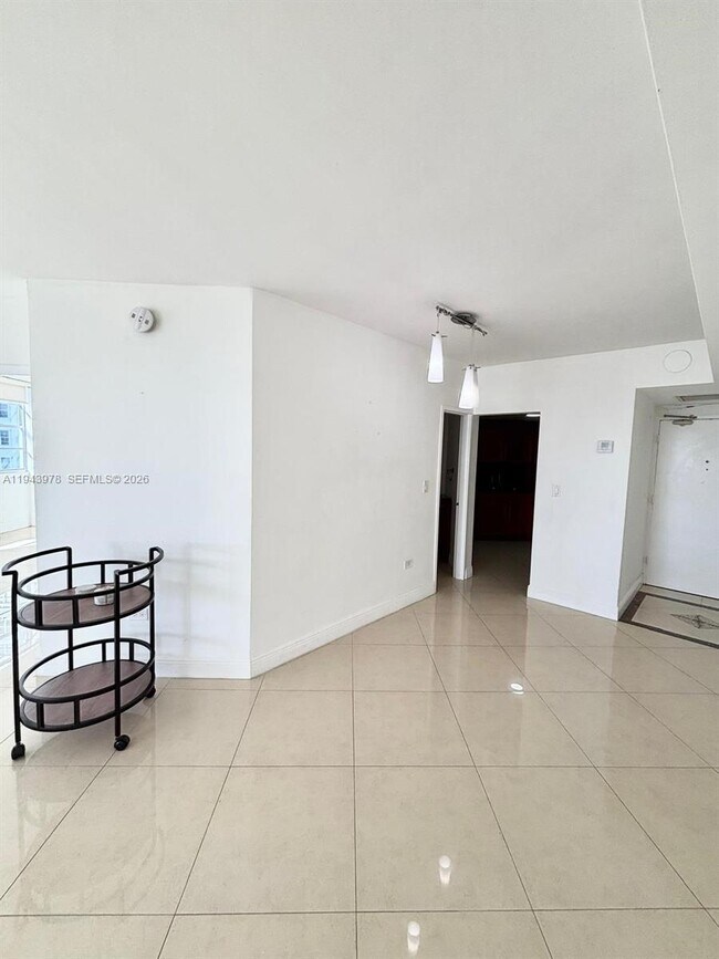 Building Photo - 801 Brickell Bay Dr