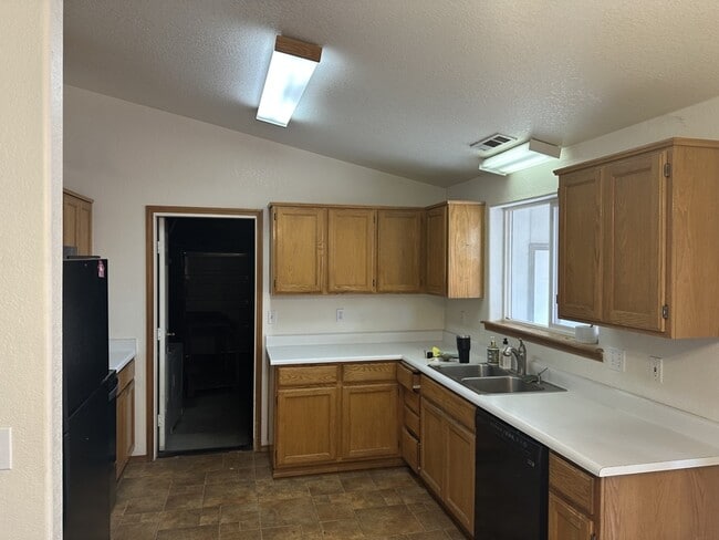 Building Photo - 2210 SW Bridge St