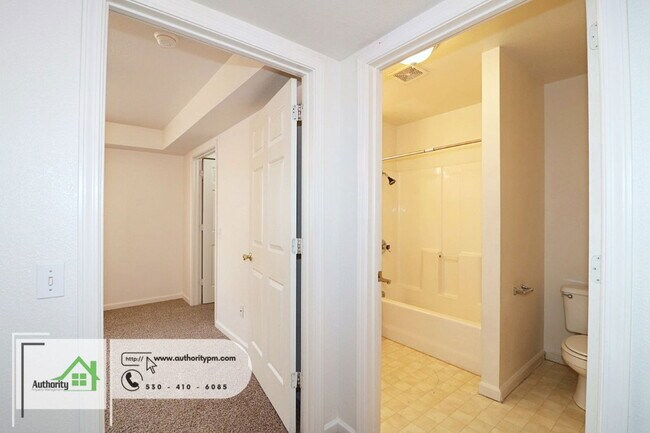 Building Photo - 1549 Bruce Dr