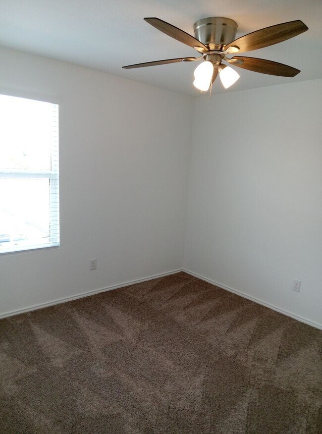 Building Photo - 226 Redbud Ln