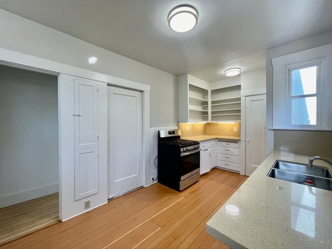 Building Photo - Two Bedroom Home w/ Parking, Private Yard, Laundry + More!