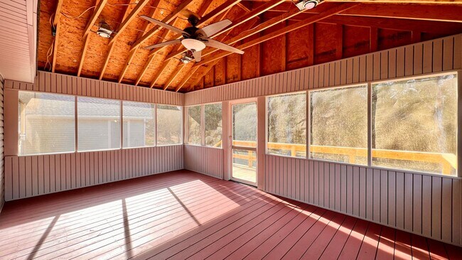 Building Photo - 490 Scott Ln