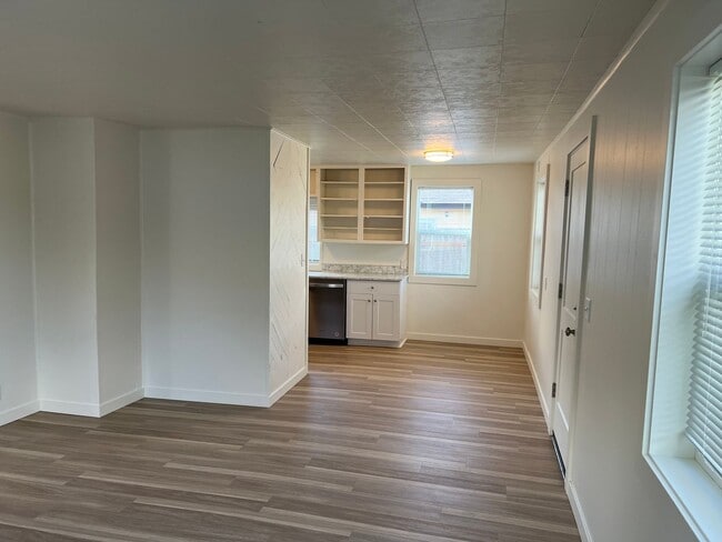Building Photo - Updated 3 bedroom 1 bathroom house! MOVE I...