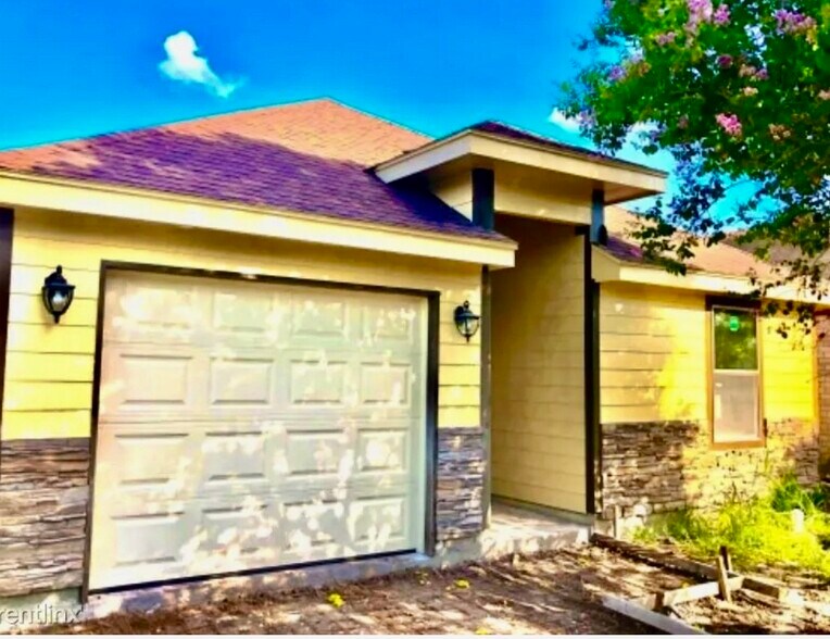Building Photo - 2021 Treasure Oaks Dr