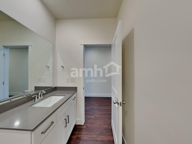 Building Photo - 10008 W Raleigh St