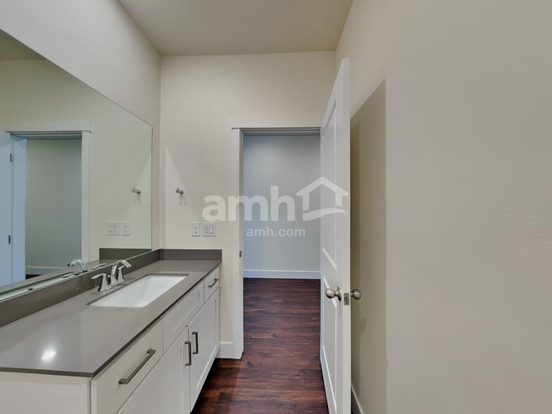 Building Photo - 10047 W Raleigh St