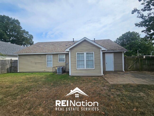 Building Photo - MEMPHIS CHARMER! | Brick Fireplace & Bright Windows | 3 Bed / 2 Bath & Fenced Yard!
