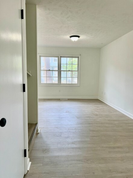 Building Photo - 402 74th Ave N