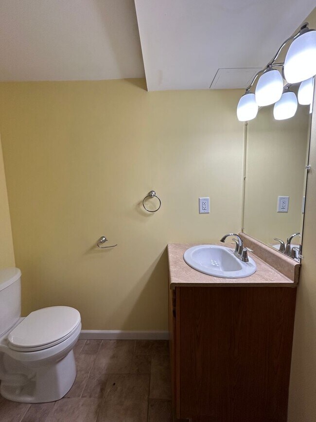 Building Photo - 704 N 74th Ave