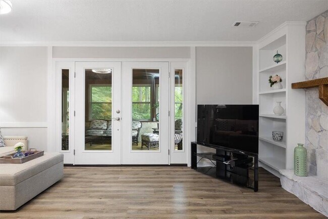 Building Photo - 4989 Kingswood Dr
