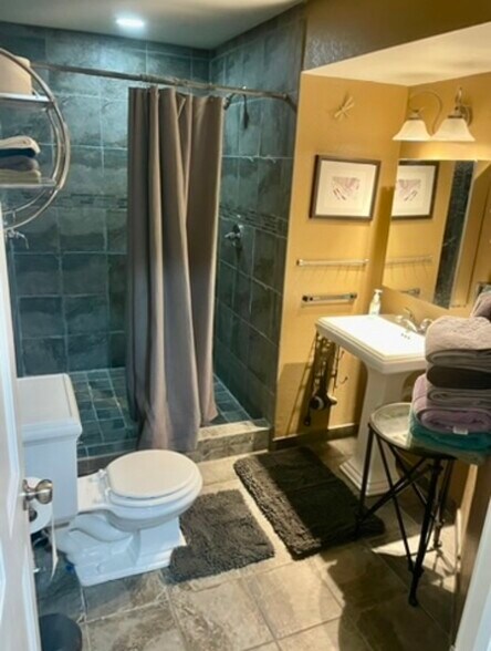 Building Photo - 1887 Hunters Dr