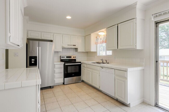 Building Photo - 4 bedroom house close to CSU