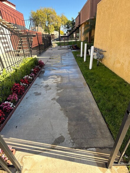 Building Photo - 1046 N Vista Ave