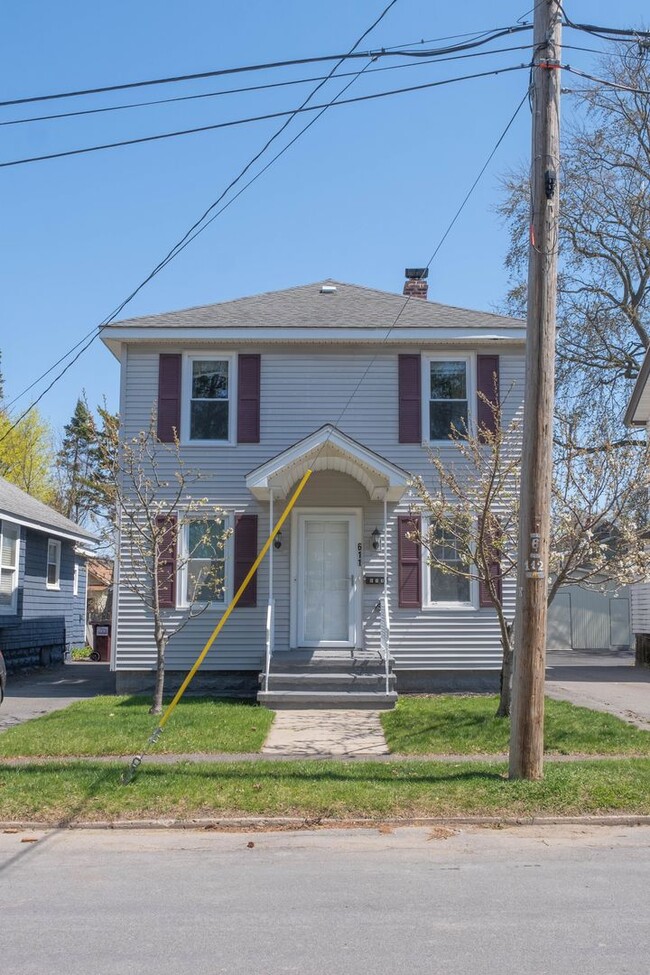 Building Photo - Charming 3 bedroom