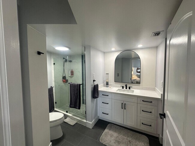 Building Photo - 5420 N Ocean Dr