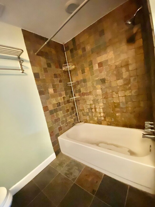 Building Photo - Logan/Dupont 1BR 1BA unit with hardwood fl...