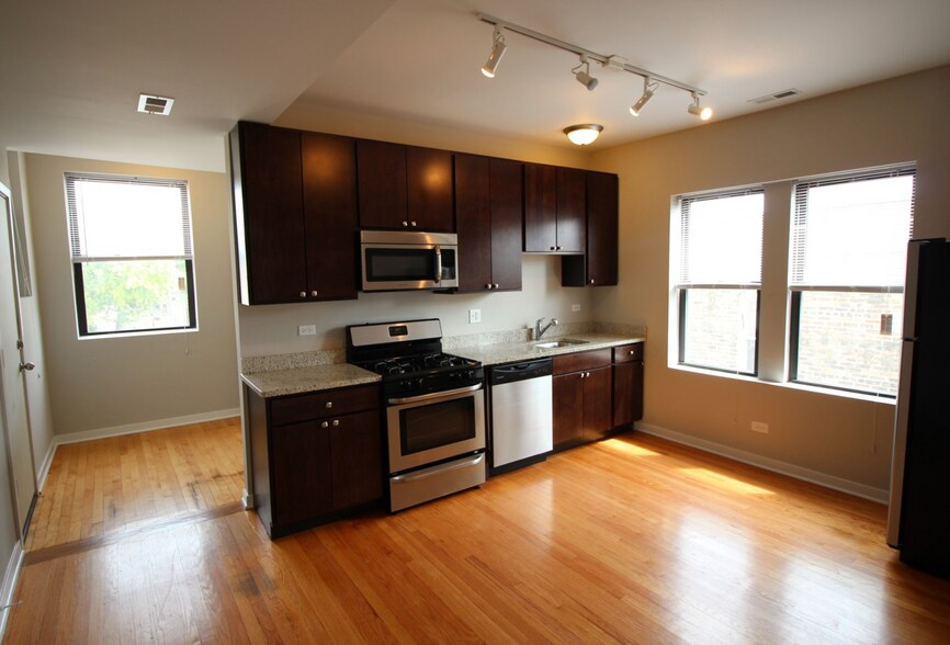 Building Photo - 6447 N Claremont Ave