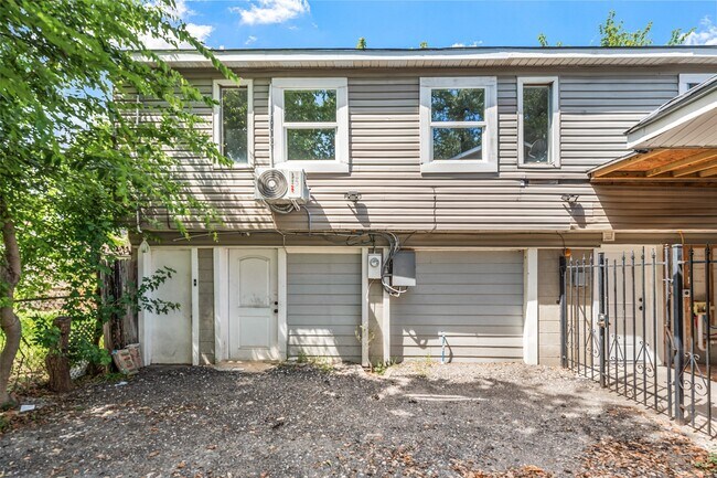 Building Photo - 213 Caplin St