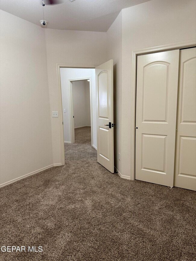 Building Photo - 3737 Tierra Campa Dr