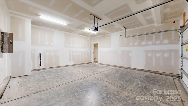 Building Photo - 2888 Yeager Dr NW