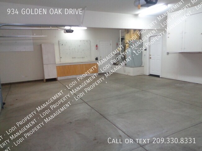 Building Photo - 934 Golden Oak Dr