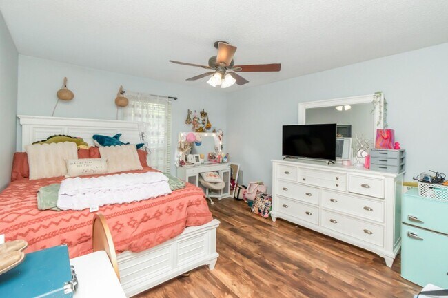 Building Photo - Great house with a pool in Satsuma!