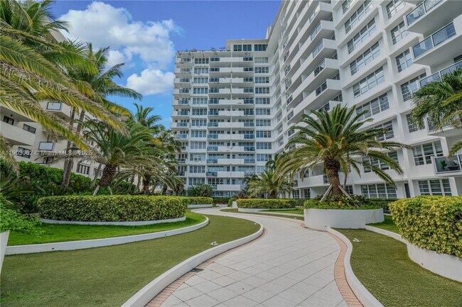 Building Photo - 100 Lincoln Rd