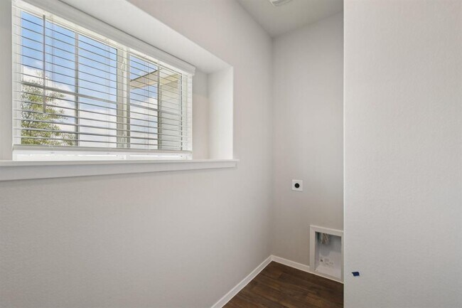 Building Photo - 125 Honeybee Ln