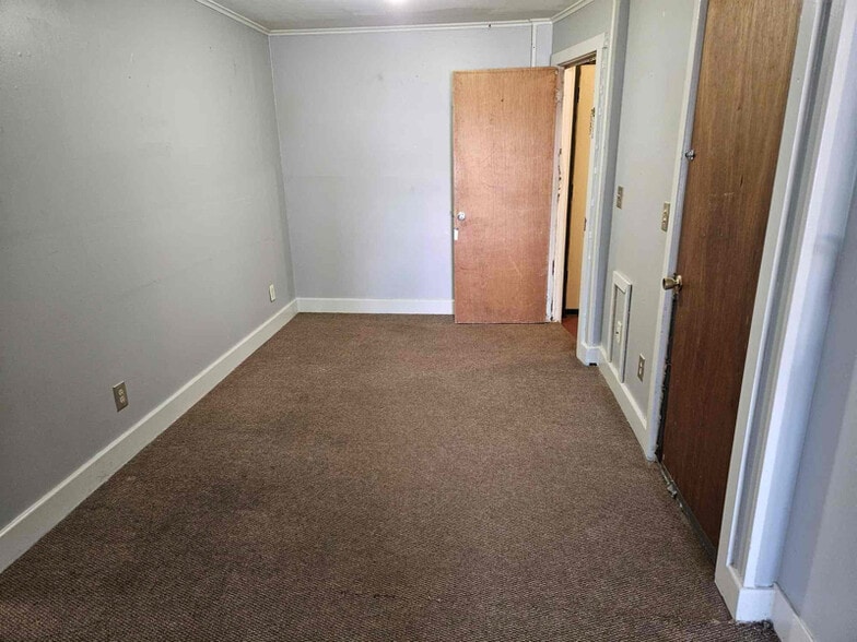 Building Photo - 86 River St