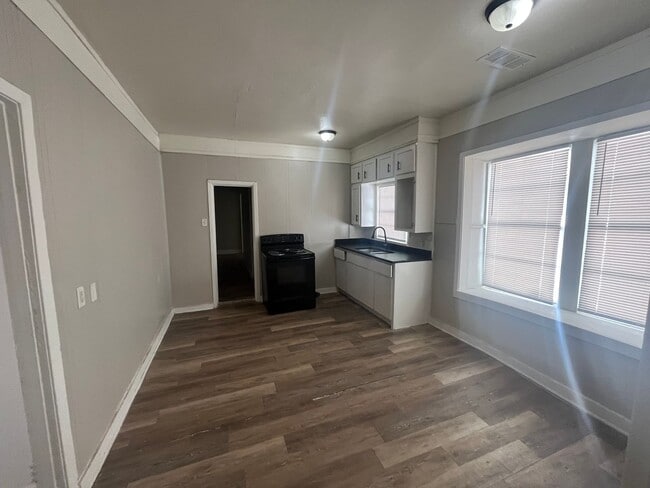 Building Photo - 1812 S Martin St