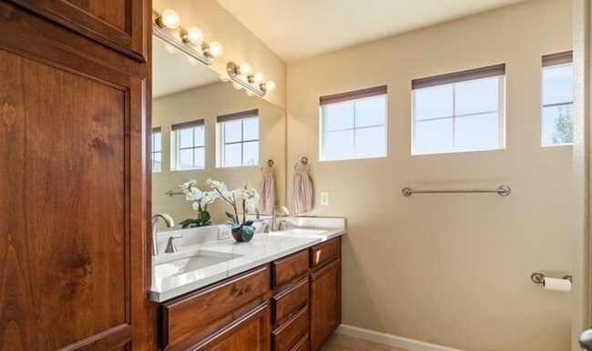 Building Photo - Beautiful 4 Bedroom in Loveland