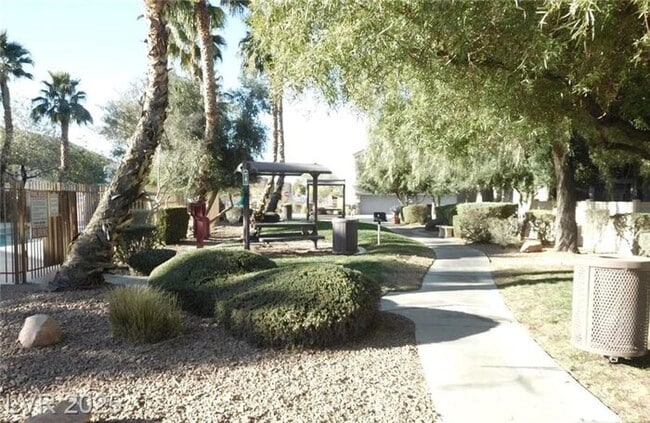 Building Photo - Fantastic SE townhome in a gated community!