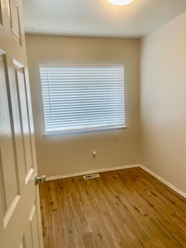 Building Photo - Condo Close to base! 3 bed/2bath/2car garage, Available now!
