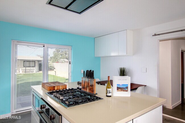 Building Photo - 7034 E Wilshire Dr