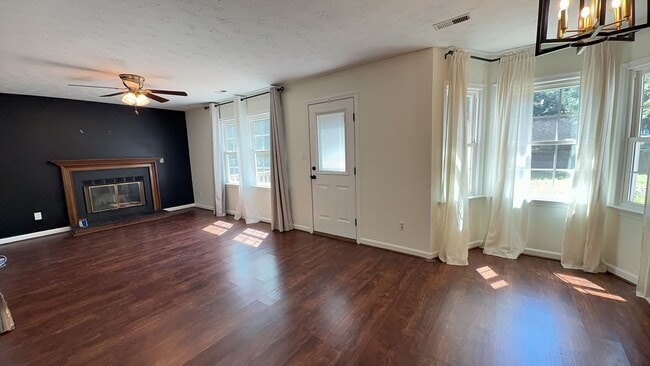 Building Photo - Spacious 4-Bedroom Cul-de-Sac Home with Fenced Yard!