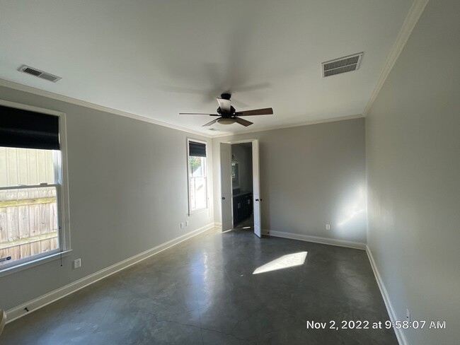Building Photo - 581 Alexander St
