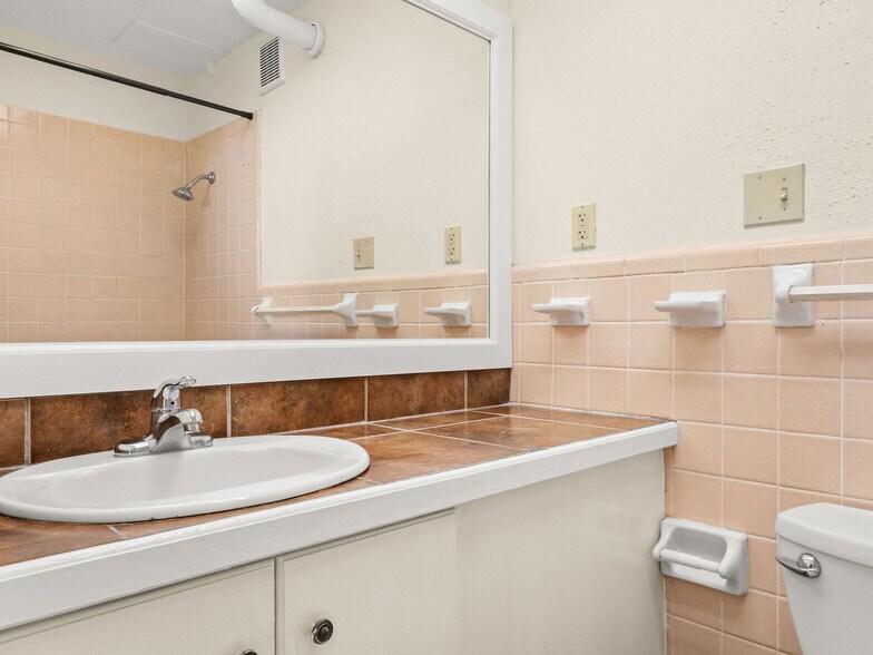 Building Photo - 710 Iris St