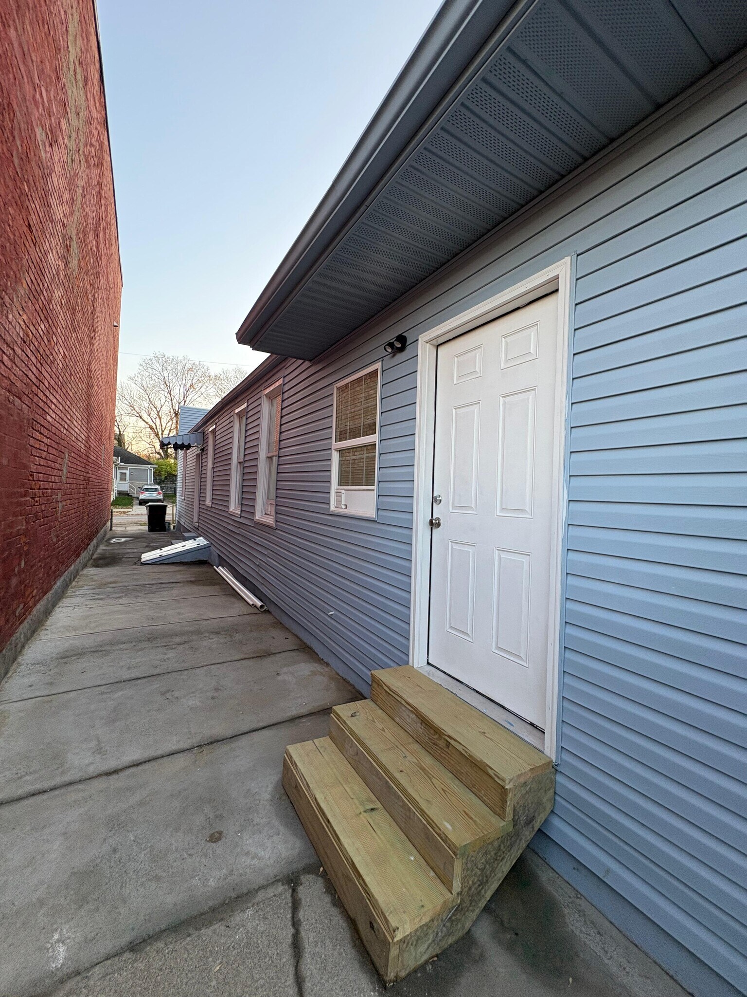 Building Photo - 230 E 10th St